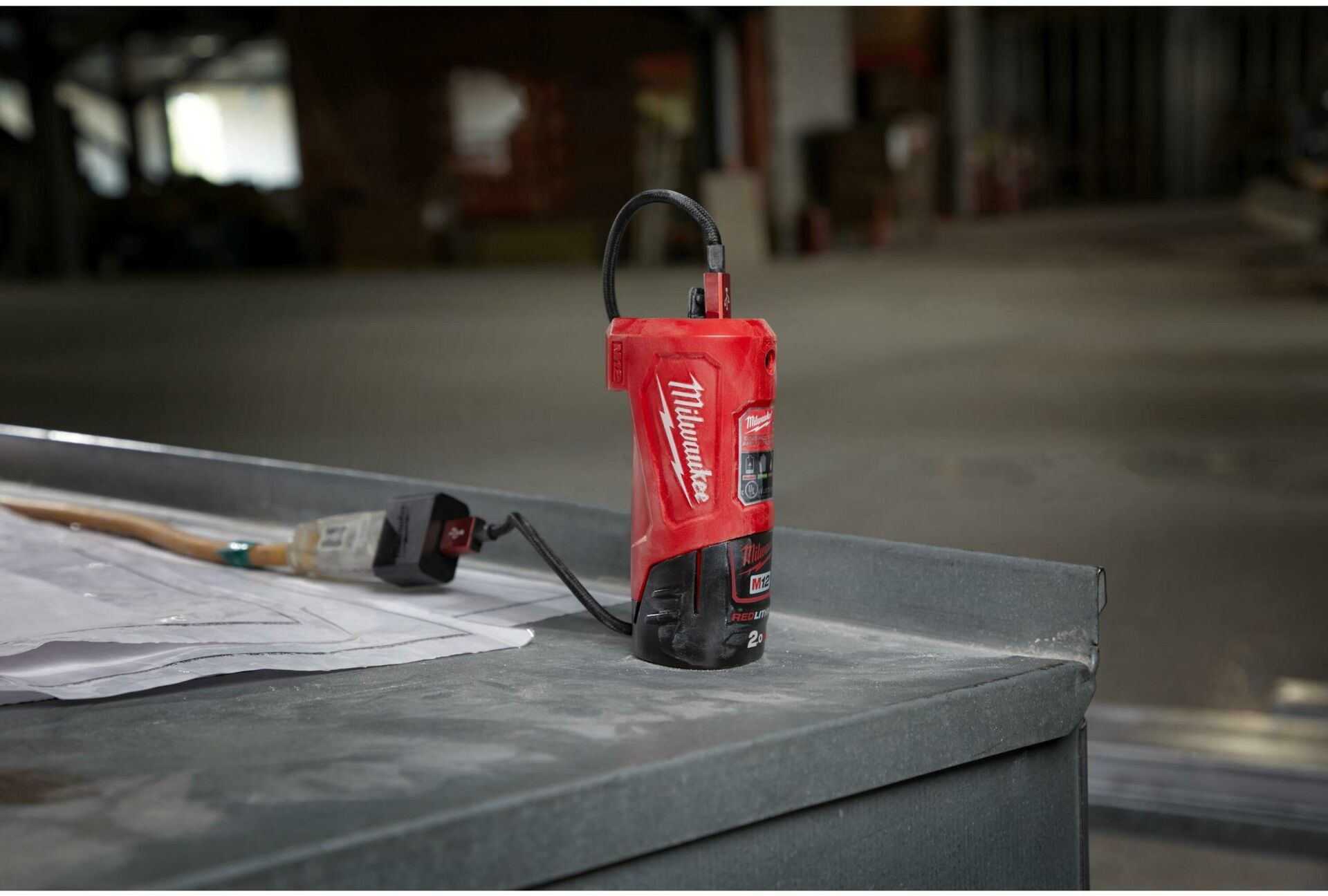 Milwaukee M12 TC USBLİ SEYAHAT ŞARJI