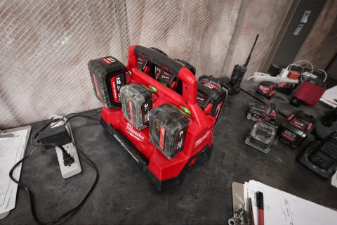 Milwaukee M18 PC6 PACKOUT™ HIZLI ŞARJ CİHAZI