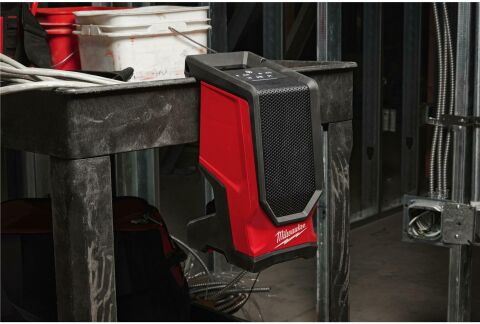 Milwaukee M18 SPEJSG2-0 ŞANTİYE TİP HOPARLÖR ( akü ve şarj cihazı dahil değildir )